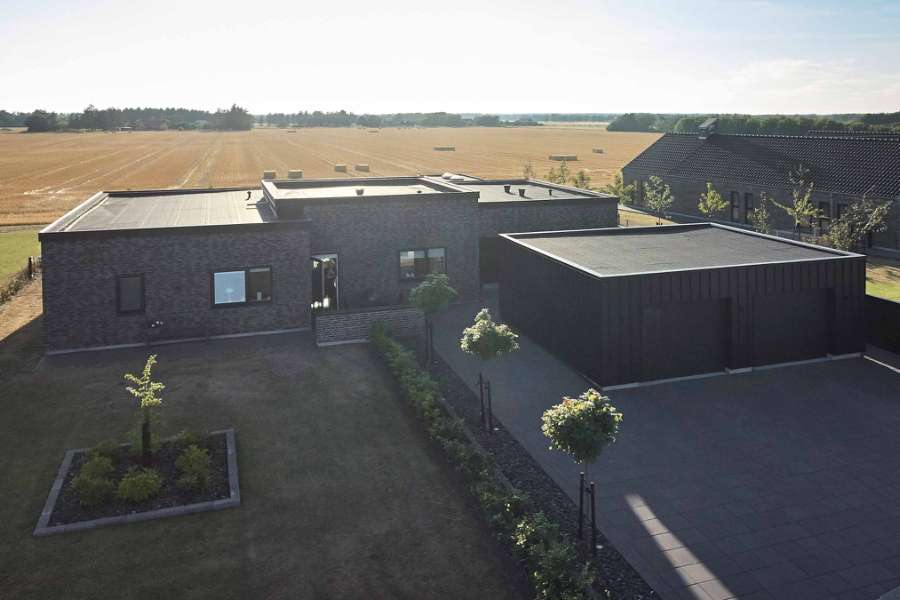 Stilvolle Stahlbekleidung einer Doppelgarage, Klosterlunden 7, 9490 Pandrup